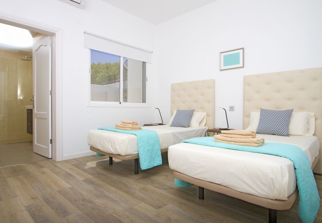 Villa Calero Marina is een modern vakantiehuis met zwembad. Loopafstand van het centrum van Puerto Calero, Lanzarote