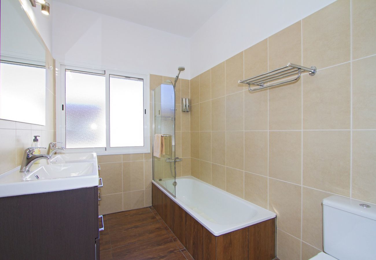 Villa Calero Marina is een modern vakantiehuis met zwembad. Loopafstand van het centrum van Puerto Calero, Lanzarote