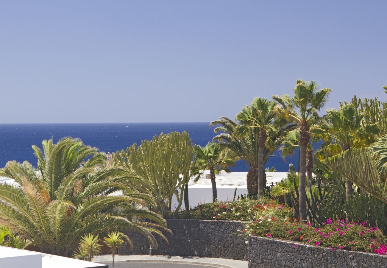 Villa Calero Marina is een modern vakantiehuis met zwembad. Loopafstand van het centrum van Puerto Calero, Lanzarote