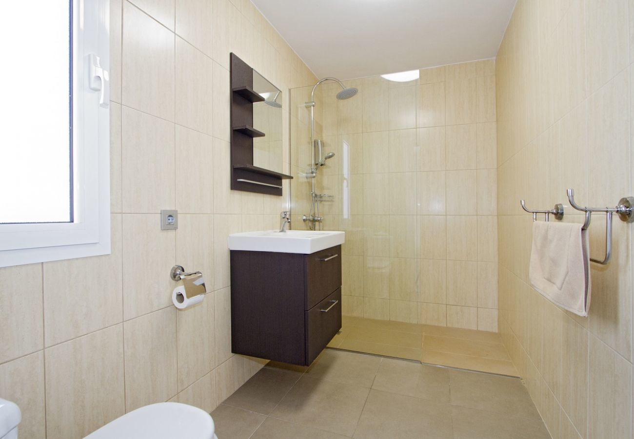 Villa Calero Marina is een modern vakantiehuis met zwembad. Loopafstand van het centrum van Puerto Calero, Lanzarote