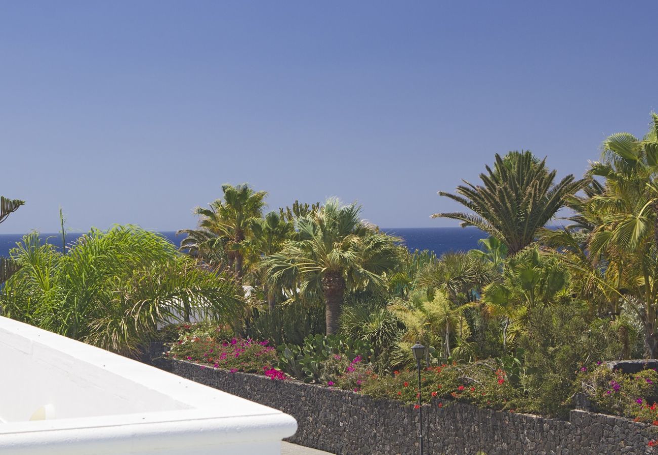 Villa Calero Marina is een modern vakantiehuis met zwembad. Loopafstand van het centrum van Puerto Calero, Lanzarote