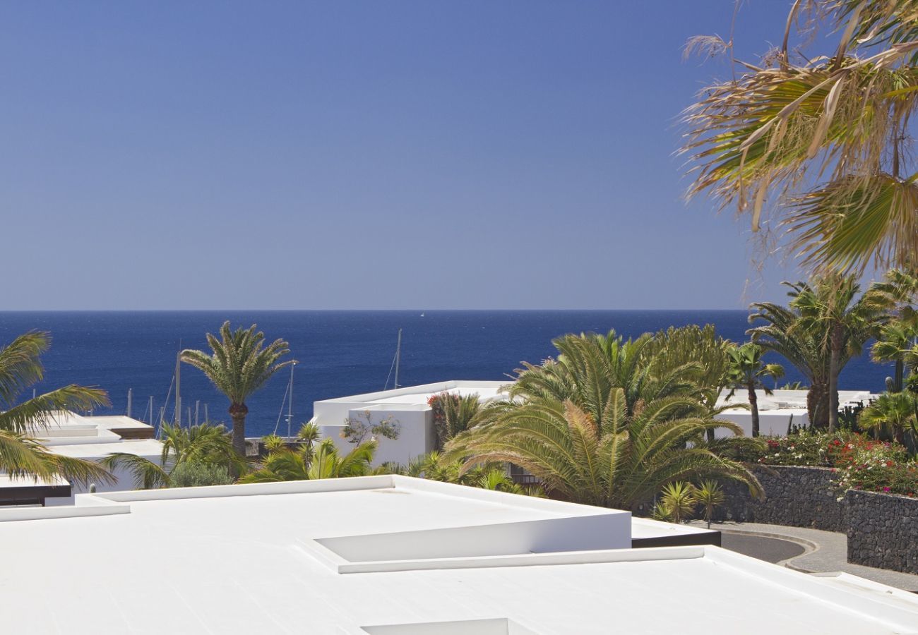Villa Calero Marina is een modern vakantiehuis met zwembad. Loopafstand van het centrum van Puerto Calero, Lanzarote