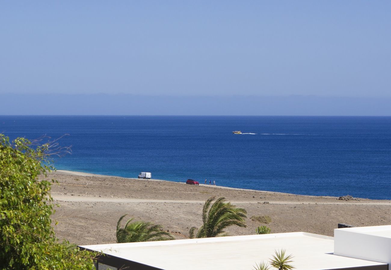 Villa Calero Marina is een modern vakantiehuis met zwembad. Loopafstand van het centrum van Puerto Calero, Lanzarote