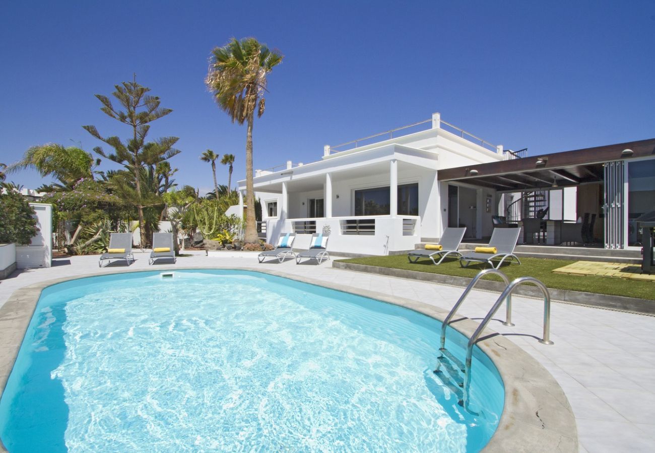 Villa Calero Marina is een modern vakantiehuis met zwembad. Loopafstand van het centrum van Puerto Calero, Lanzarote
