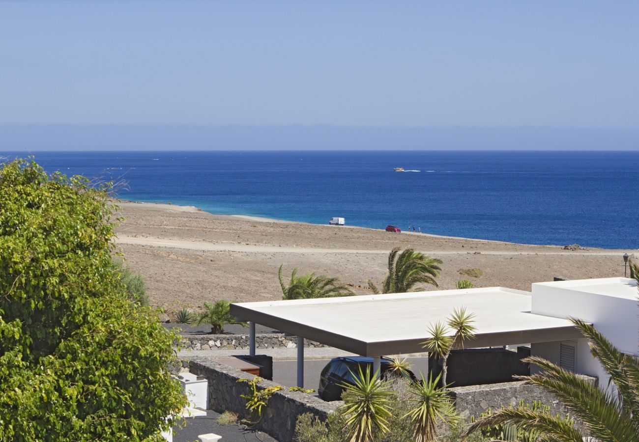 Villa Calero Marina is een modern vakantiehuis met zwembad. Loopafstand van het centrum van Puerto Calero, Lanzarote