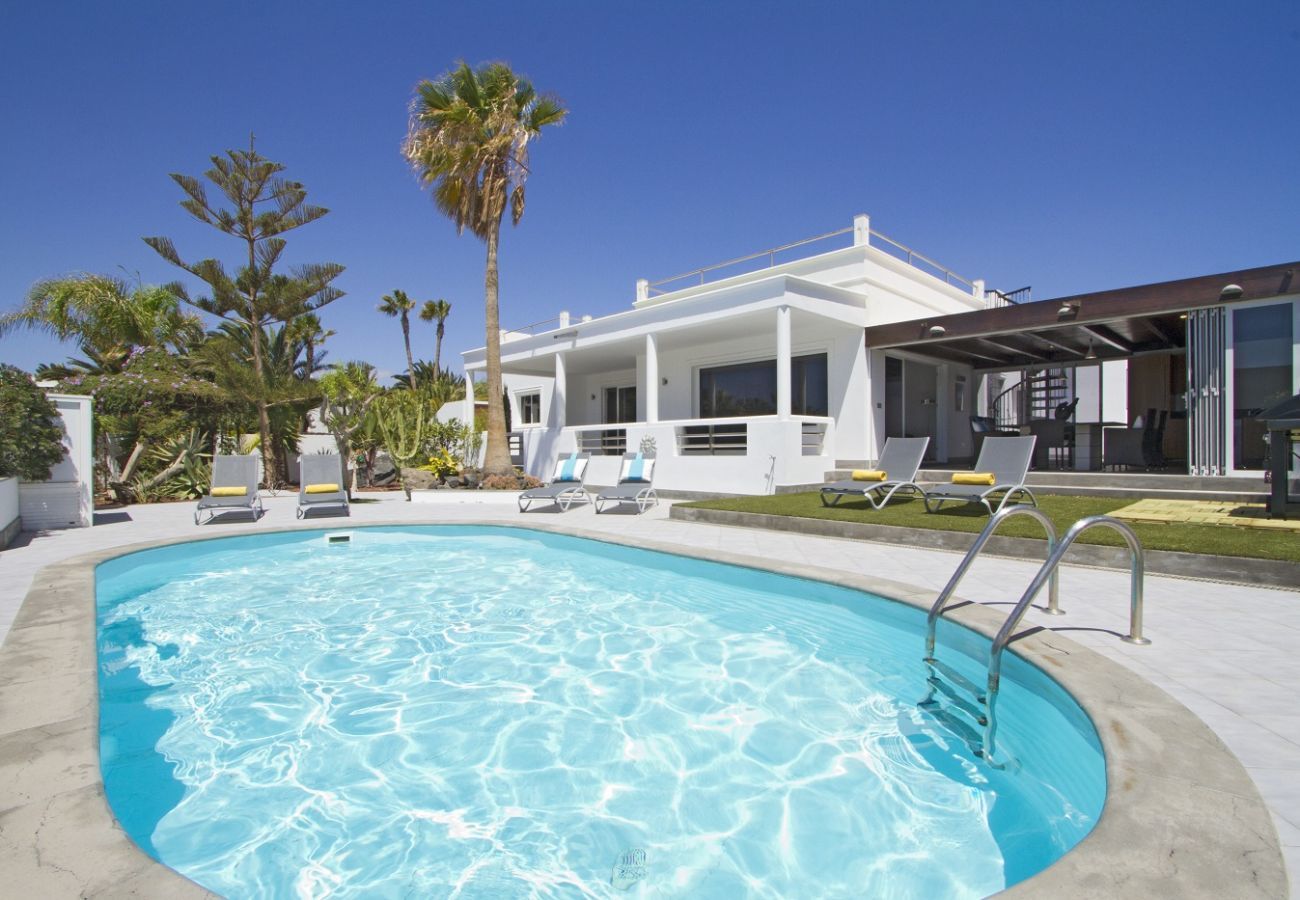 Villa Calero Marina is een modern vakantiehuis met zwembad. Loopafstand van het centrum van Puerto Calero, Lanzarote
