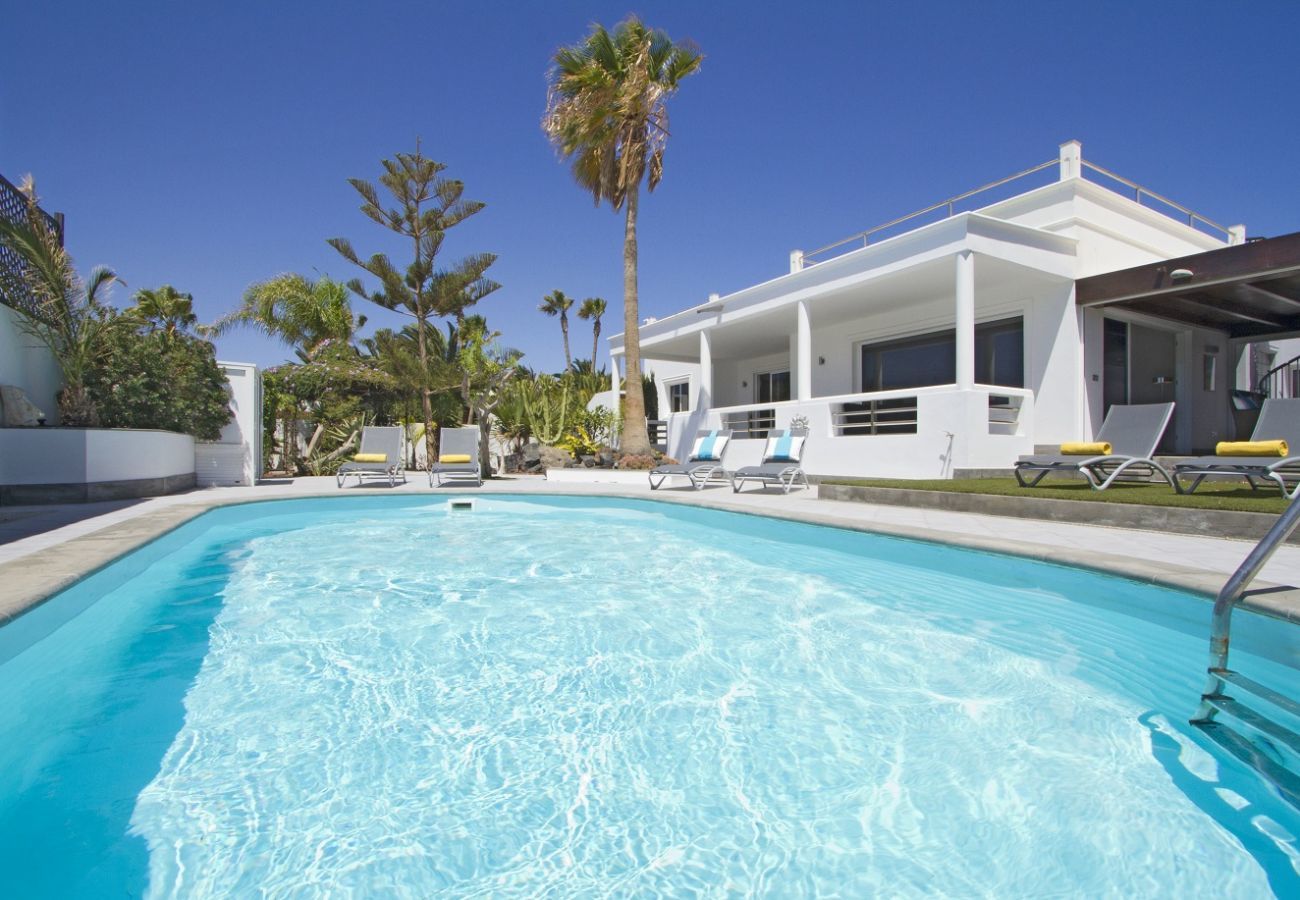 Villa Calero Marina is een modern vakantiehuis met zwembad. Loopafstand van het centrum van Puerto Calero, Lanzarote