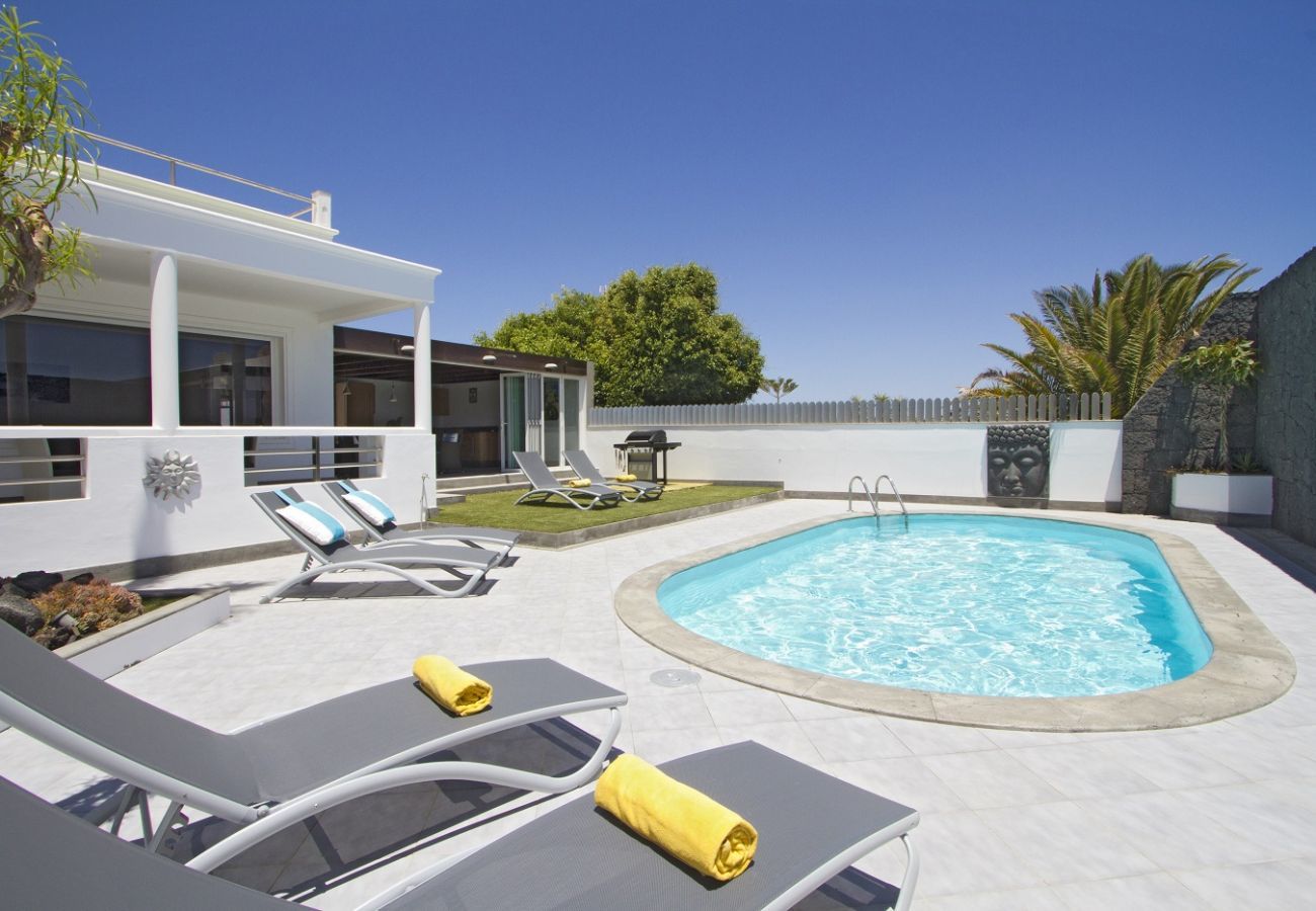 Villa Calero Marina is een modern vakantiehuis met zwembad. Loopafstand van het centrum van Puerto Calero, Lanzarote