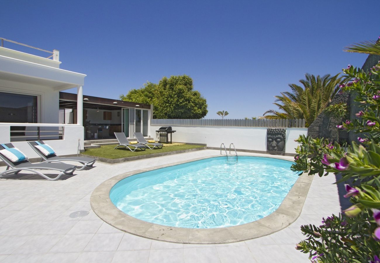 Villa Calero Marina is een modern vakantiehuis met zwembad. Loopafstand van het centrum van Puerto Calero, Lanzarote