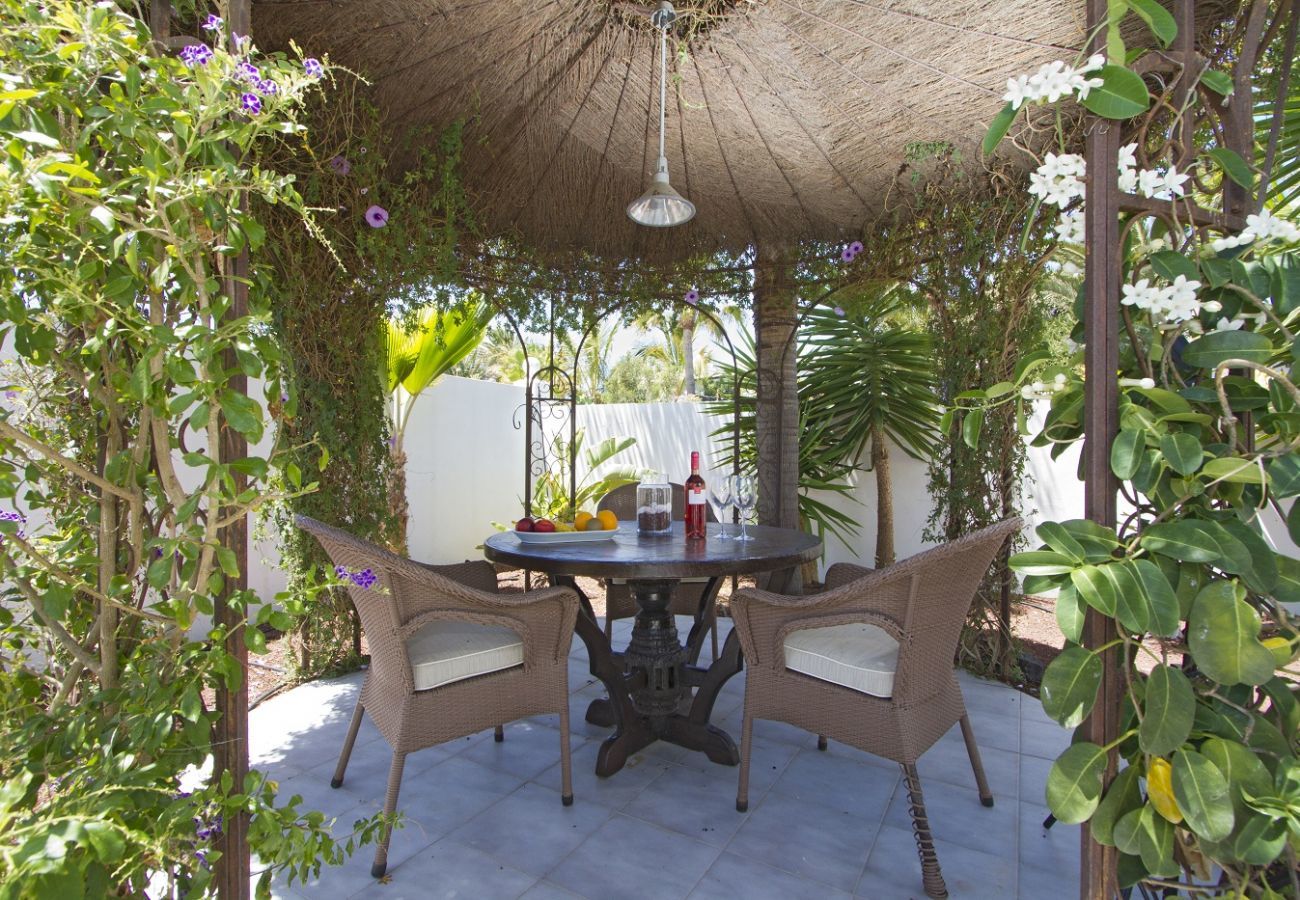 Villa Calero Marina is een modern vakantiehuis met zwembad. Loopafstand van het centrum van Puerto Calero, Lanzarote