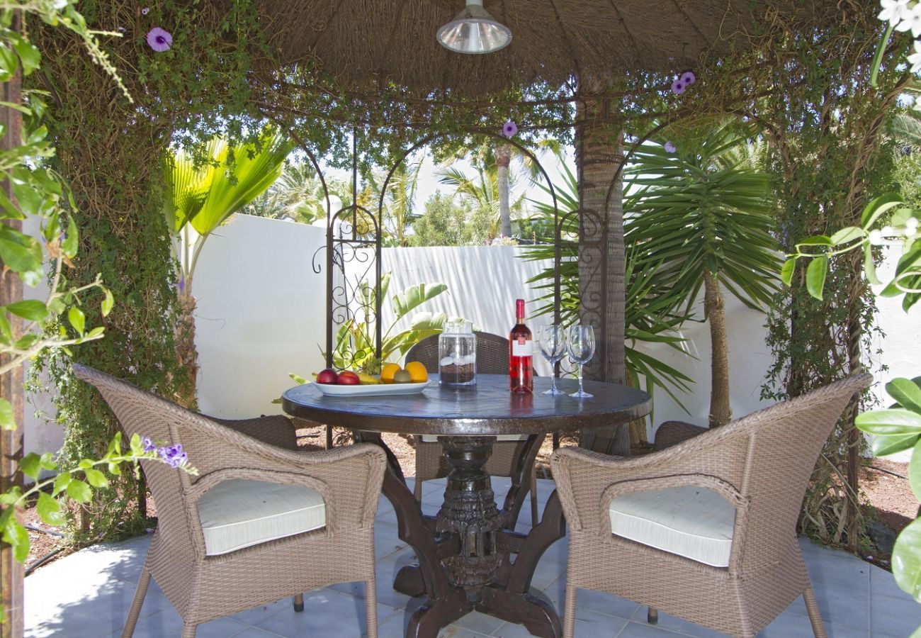 Villa Calero Marina is een modern vakantiehuis met zwembad. Loopafstand van het centrum van Puerto Calero, Lanzarote
