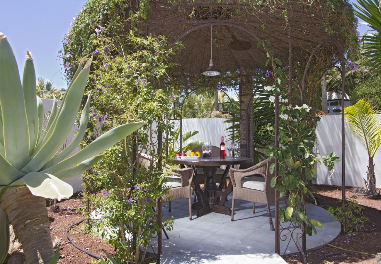 Villa Calero Marina is een modern vakantiehuis met zwembad. Loopafstand van het centrum van Puerto Calero, Lanzarote