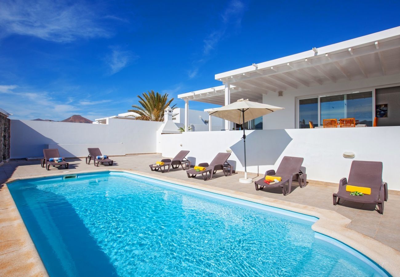 Villa Puerto Calero is een luxe vakantievilla met verwarmd privé zwembad. Loopafstand van Puerto Calero, Lanzarote