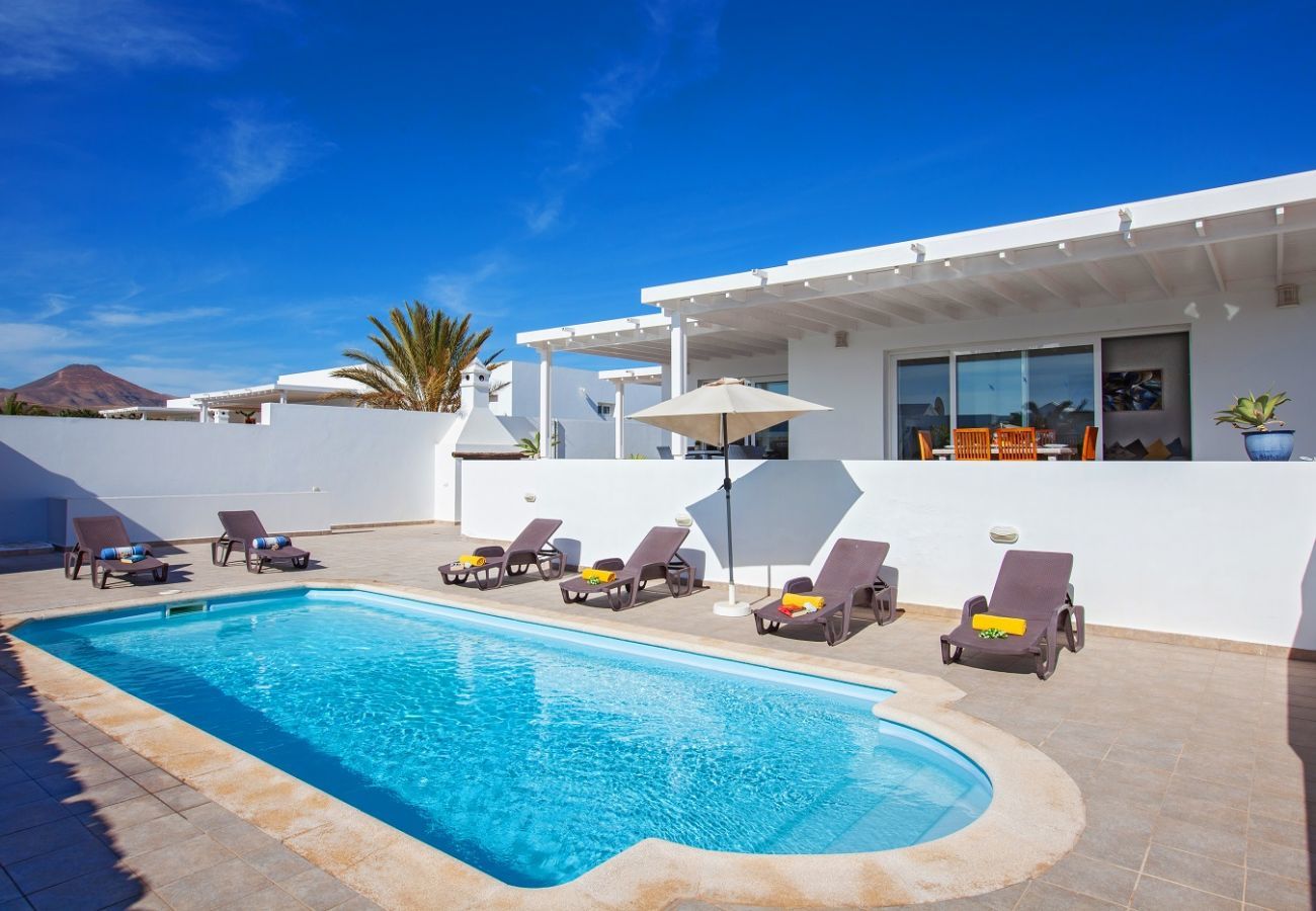 Villa Puerto Calero is een luxe vakantievilla met verwarmd privé zwembad. Loopafstand van Puerto Calero, Lanzarote