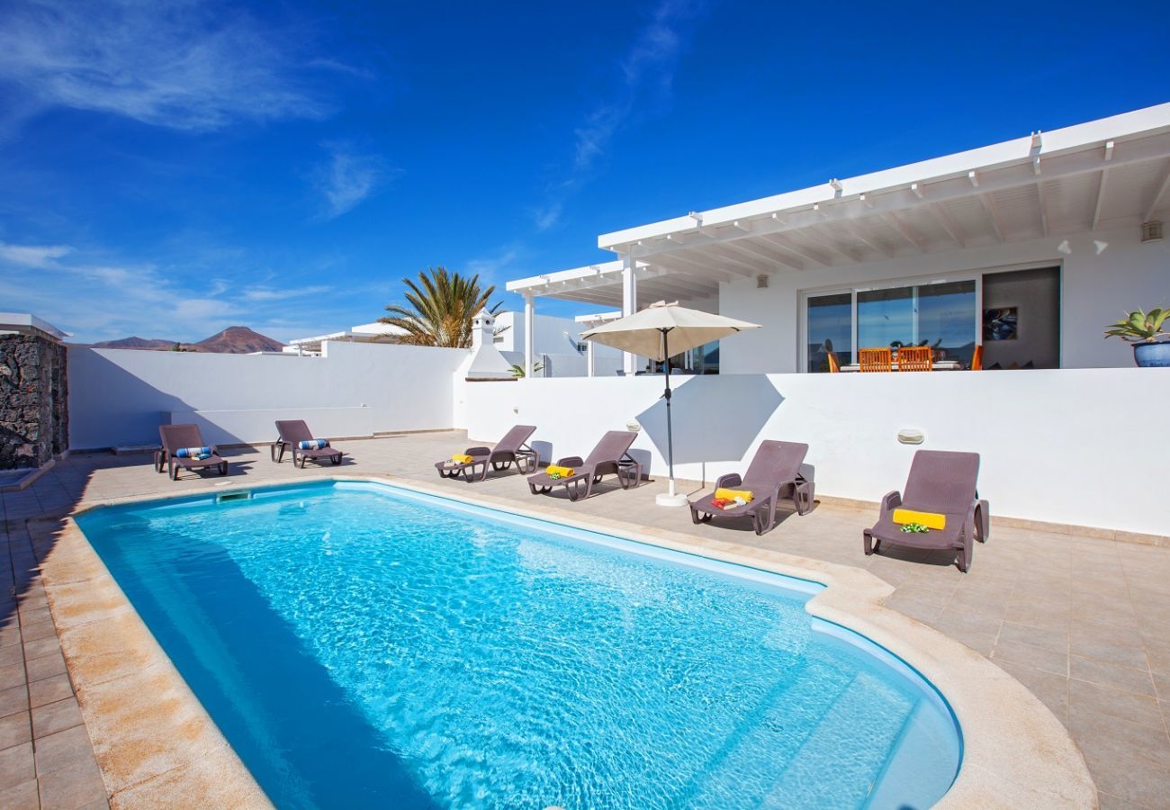 Villa Puerto Calero is een luxe vakantievilla met verwarmd privé zwembad. Loopafstand van Puerto Calero, Lanzarote