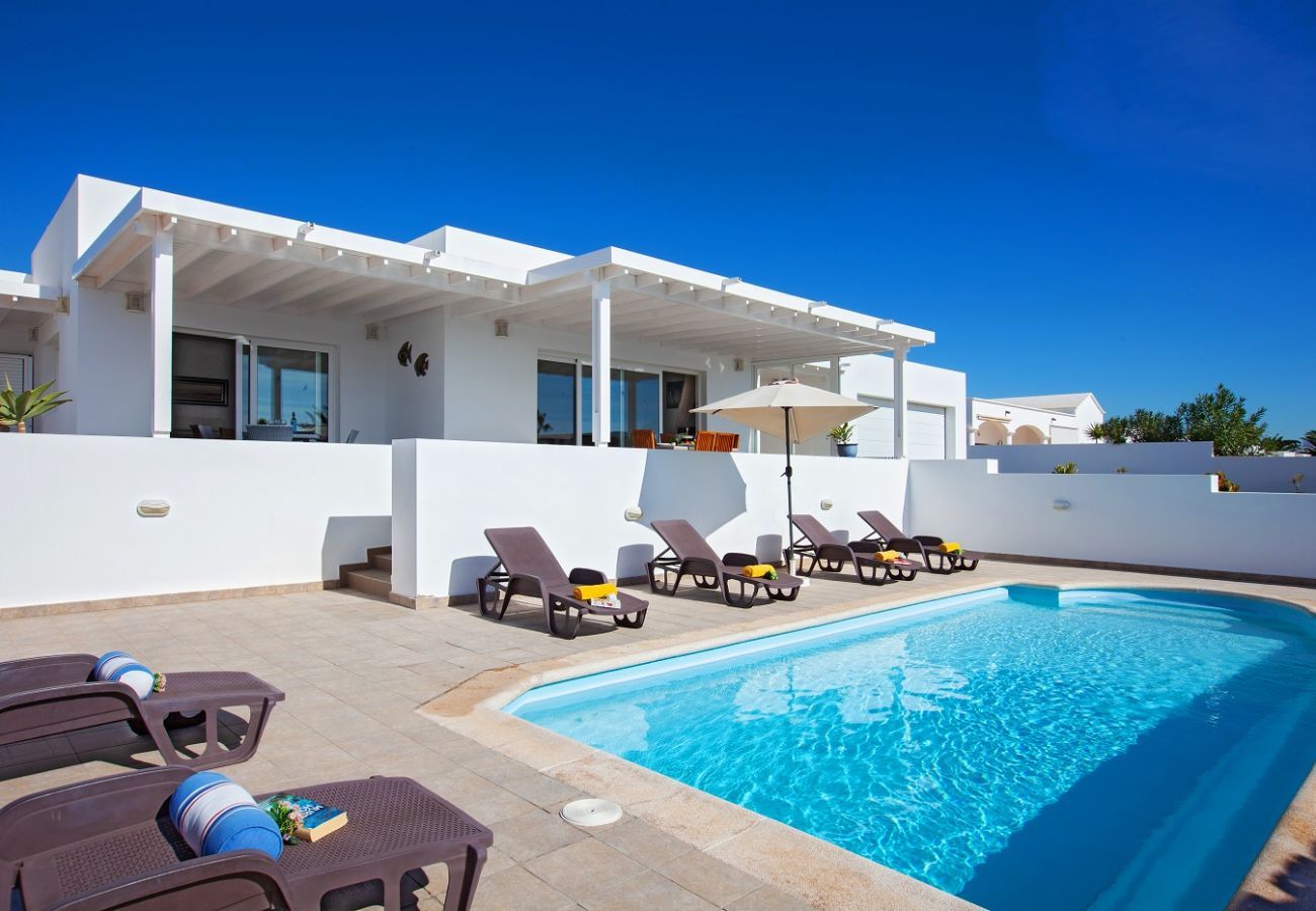 Villa Puerto Calero is een luxe vakantievilla met verwarmd privé zwembad. Loopafstand van Puerto Calero, Lanzarote