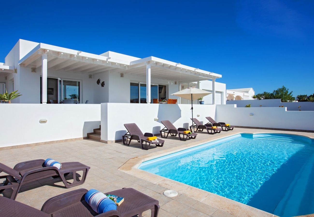 Villa Puerto Calero is een luxe vakantievilla met verwarmd privé zwembad. Loopafstand van Puerto Calero, Lanzarote