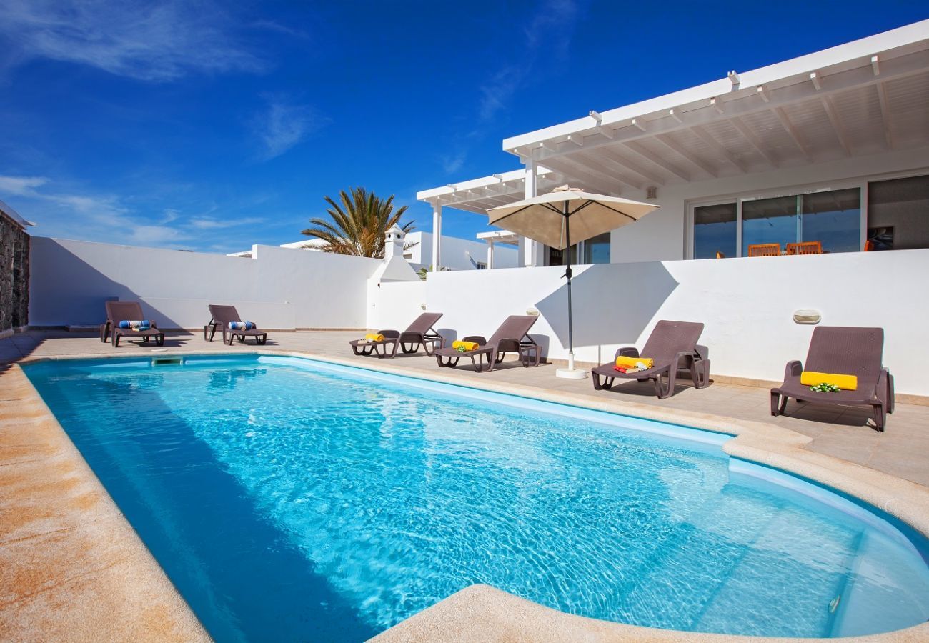 Villa Puerto Calero is een luxe vakantievilla met verwarmd privé zwembad. Loopafstand van Puerto Calero, Lanzarote