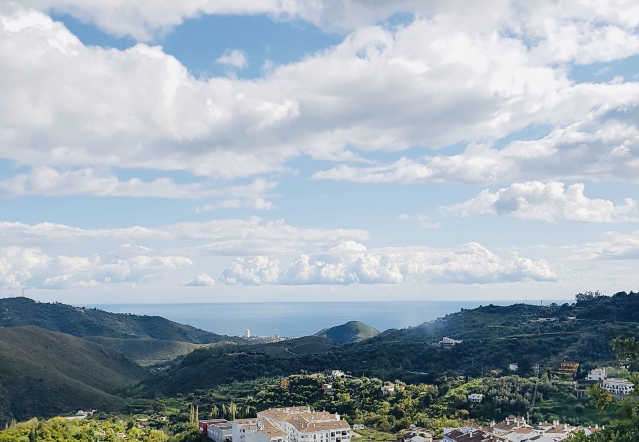 Finca Flores is een vrijstaand vakantiehuis met privé zwembad, geweldig uitzicht en veel privacy in Ojén, Andalusië