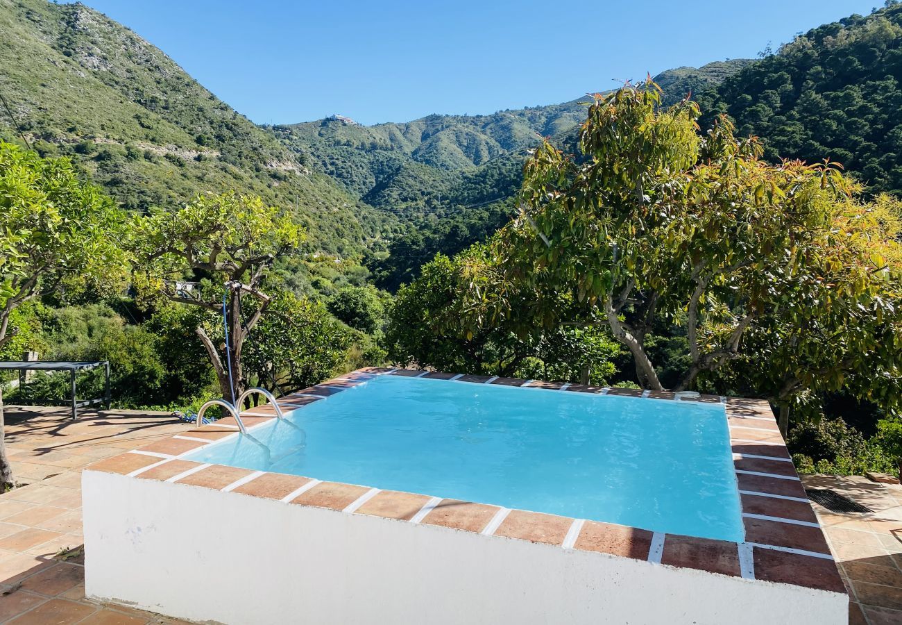 Finca Flores is een vrijstaand vakantiehuis met privé zwembad, geweldig uitzicht en veel privacy in Ojén, Andalusië