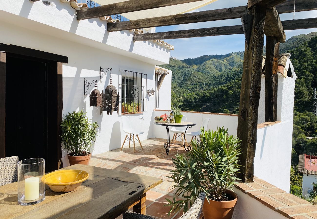 Finca Flores is een vrijstaand vakantiehuis met privé zwembad, geweldig uitzicht en veel privacy in Ojén, Andalusië