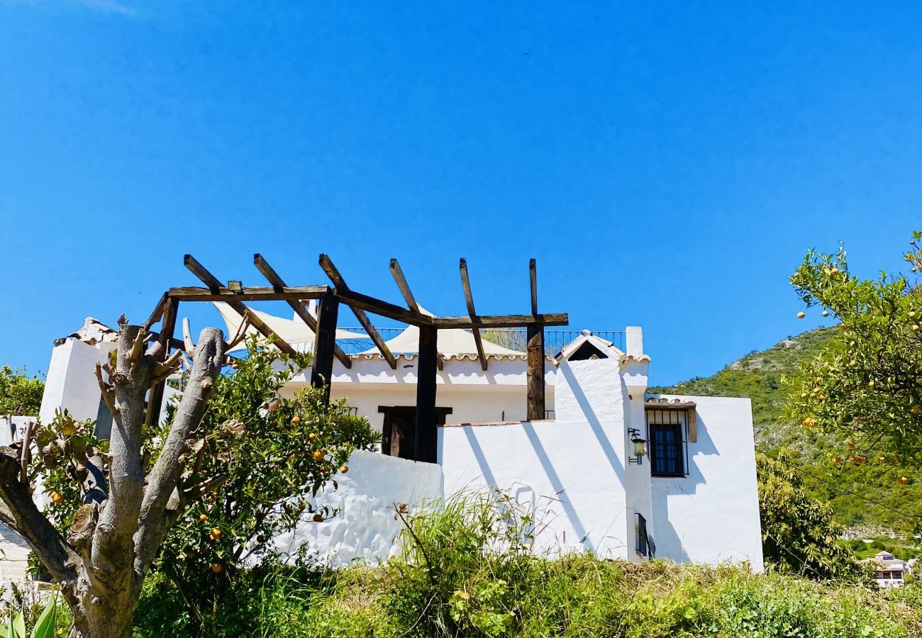 Finca Flores is een vrijstaand vakantiehuis met privé zwembad, geweldig uitzicht en veel privacy in Ojén, Andalusië