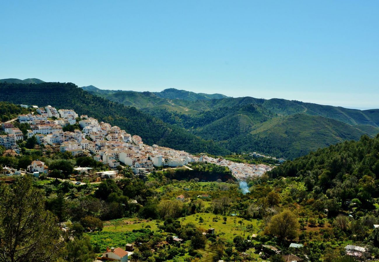  Finca Santa Ana is een vakantiehuis met privé zwembad en tuin met fruitbomen. Loopafstand van Ojén, Andalusia