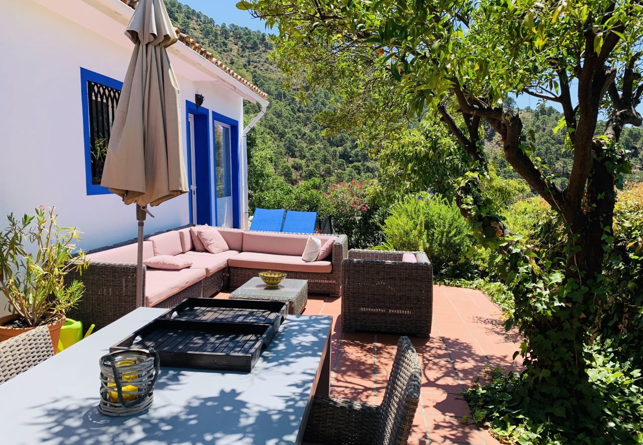  Finca Santa Ana is een vakantiehuis met privé zwembad en tuin met fruitbomen. Loopafstand van Ojén, Andalusia