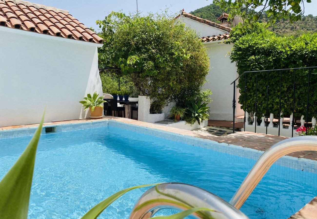  Finca Santa Ana is een vakantiehuis met privé zwembad en tuin met fruitbomen. Loopafstand van Ojén, Andalusia