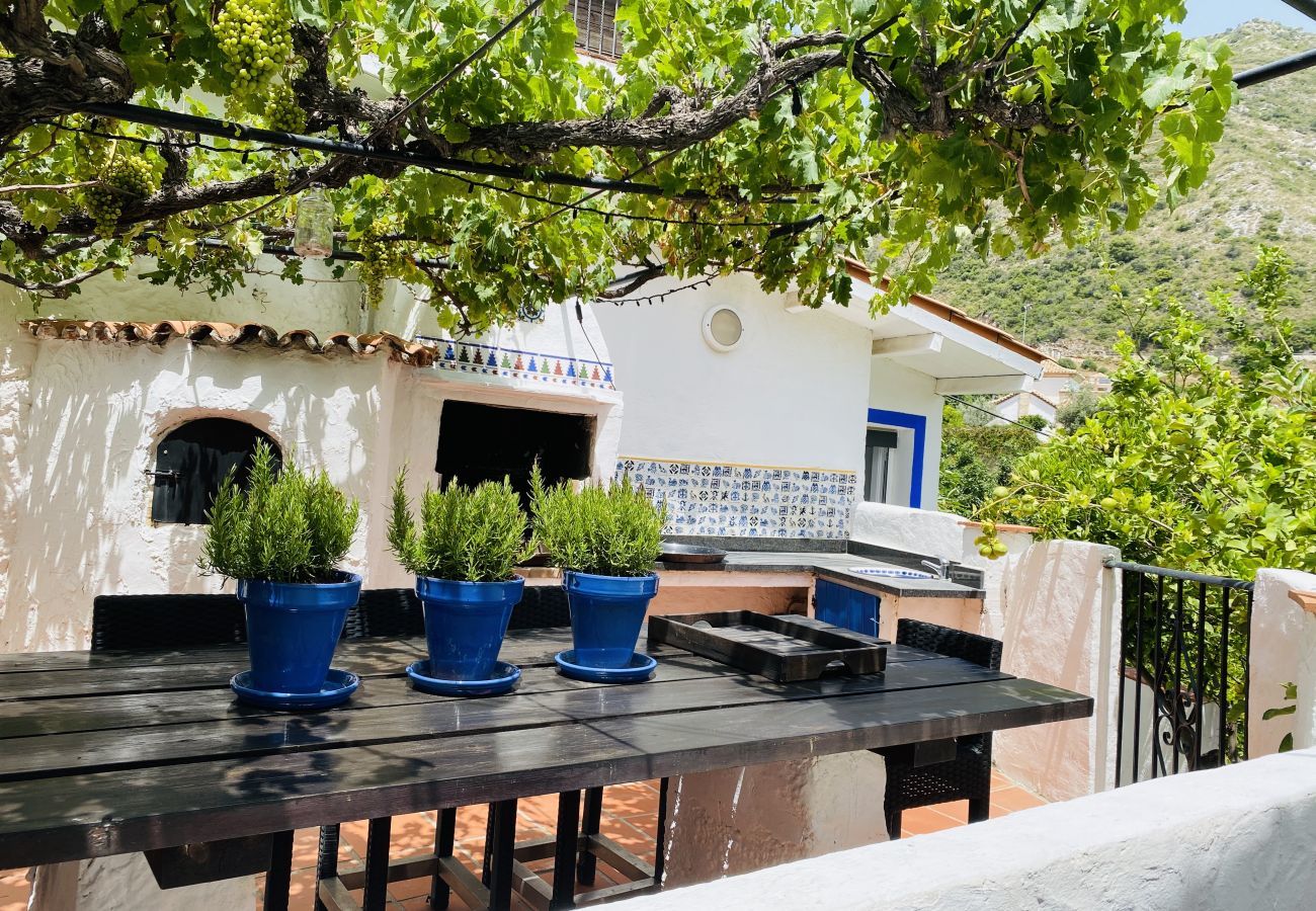  Finca Santa Ana is een vakantiehuis met privé zwembad en tuin met fruitbomen. Loopafstand van Ojén, Andalusia