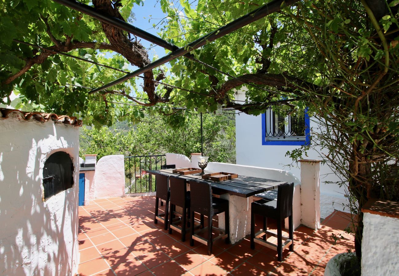  Finca Santa Ana is een vakantiehuis met privé zwembad en tuin met fruitbomen. Loopafstand van Ojén, Andalusia