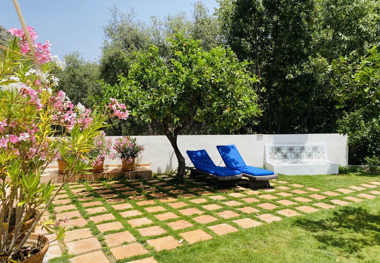  Finca Santa Ana is een vakantiehuis met privé zwembad en tuin met fruitbomen. Loopafstand van Ojén, Andalusia