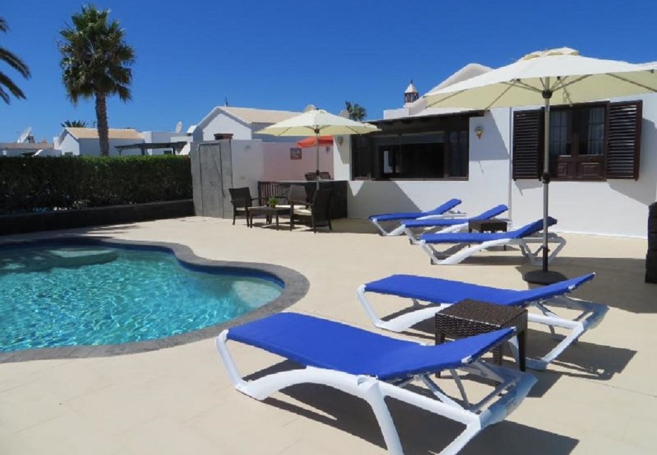 Villa Las Terracitas is een vrijstaande villa met verwarmd privé zwembad. Bij centrum van Playa Blanca, Lanzarote