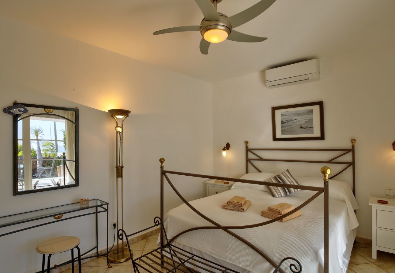 Villa Yana is een gelijkvloerse villa met verwarmd privé zwembad en zeezicht. Vlakbij strand in Puerto del Carmen, Lanzarote