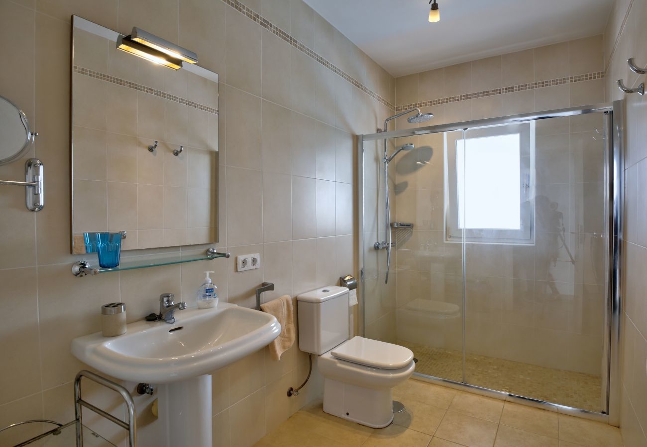 Villa Yana is een gelijkvloerse villa met verwarmd privé zwembad en zeezicht. Vlakbij strand in Puerto del Carmen, Lanzarote