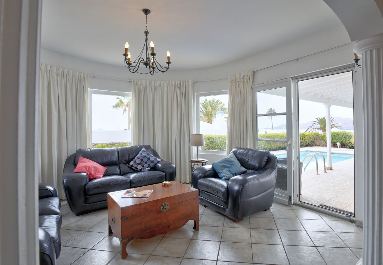 Villa Yana is een gelijkvloerse villa met verwarmd privé zwembad en zeezicht. Vlakbij strand in Puerto del Carmen, Lanzarote