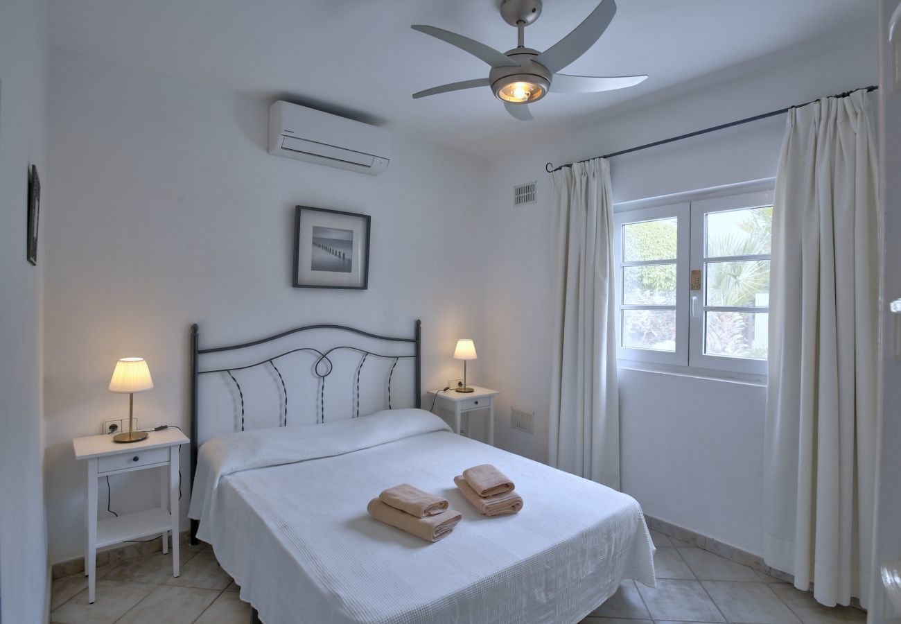 Villa Yana is een gelijkvloerse villa met verwarmd privé zwembad en zeezicht. Vlakbij strand in Puerto del Carmen, Lanzarote