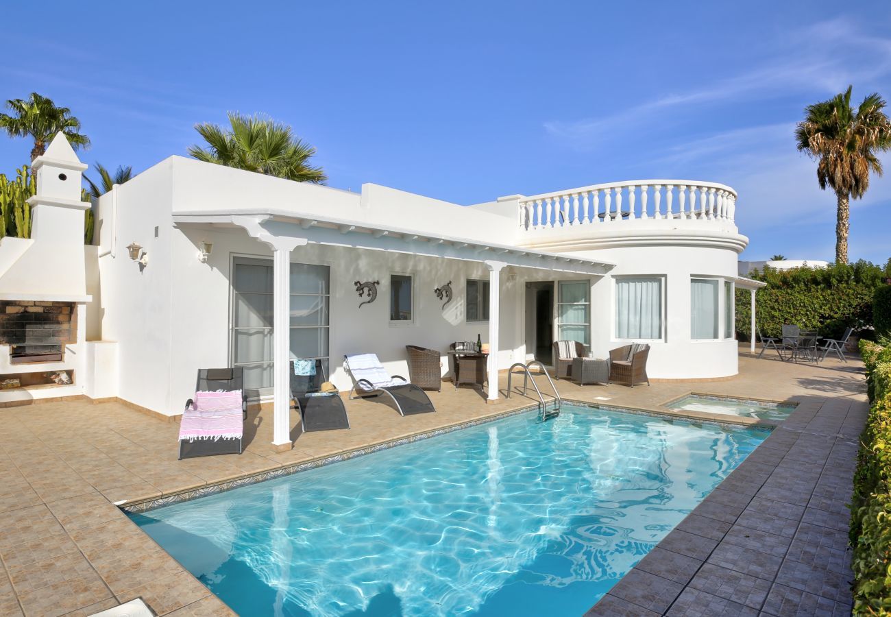 Villa Yana is een gelijkvloerse villa met verwarmd privé zwembad en zeezicht. Vlakbij strand in Puerto del Carmen, Lanzarote