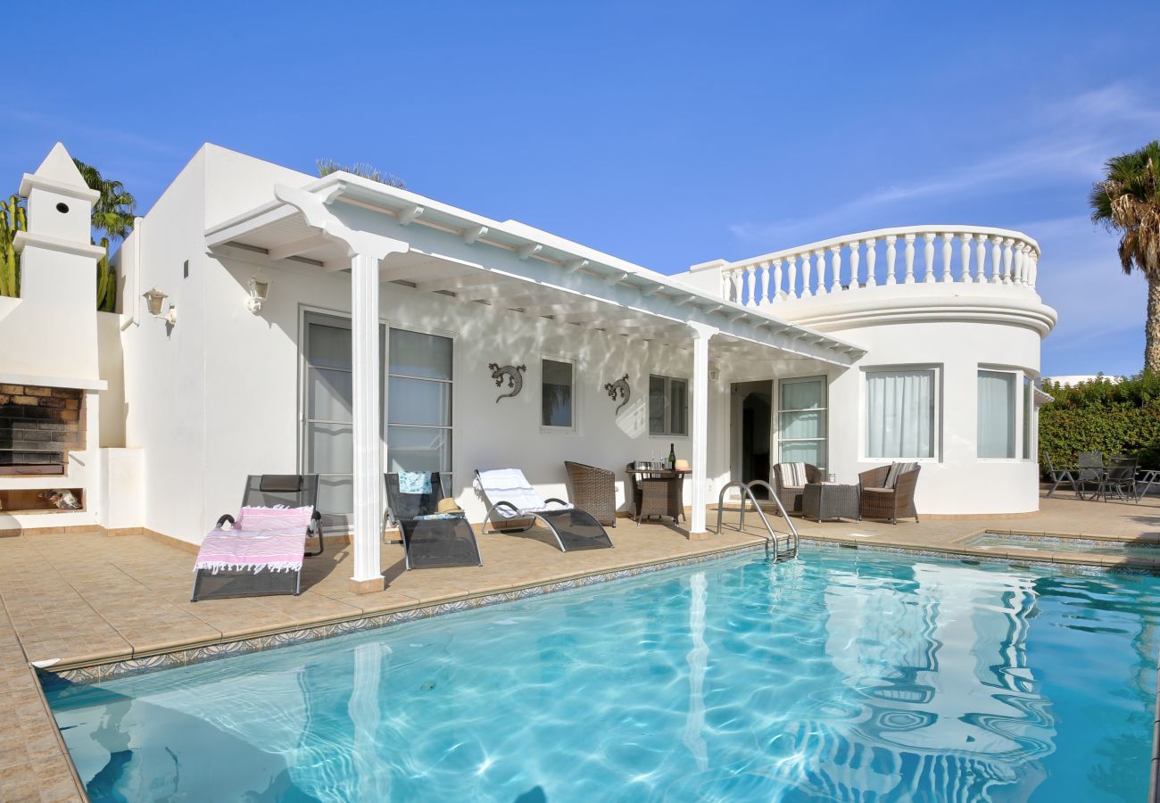 Villa Yana is een gelijkvloerse villa met verwarmd privé zwembad en zeezicht. Vlakbij strand in Puerto del Carmen, Lanzarote