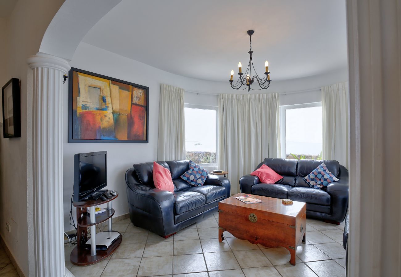 Villa Yana is een gelijkvloerse villa met verwarmd privé zwembad en zeezicht. Vlakbij strand in Puerto del Carmen, Lanzarote