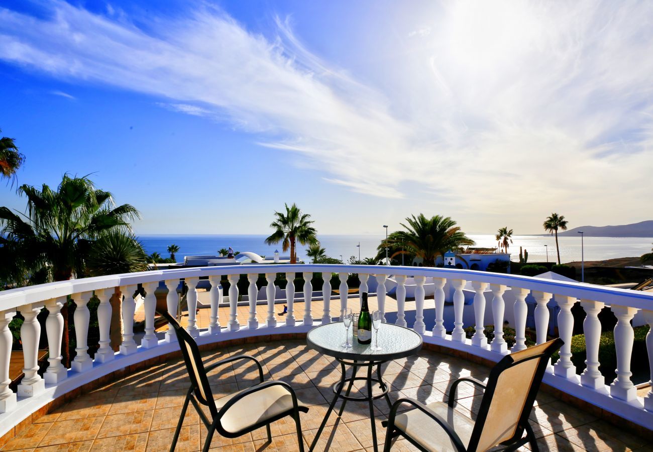 Villa Yana is een gelijkvloerse villa met verwarmd privé zwembad en zeezicht. Vlakbij strand in Puerto del Carmen, Lanzarote