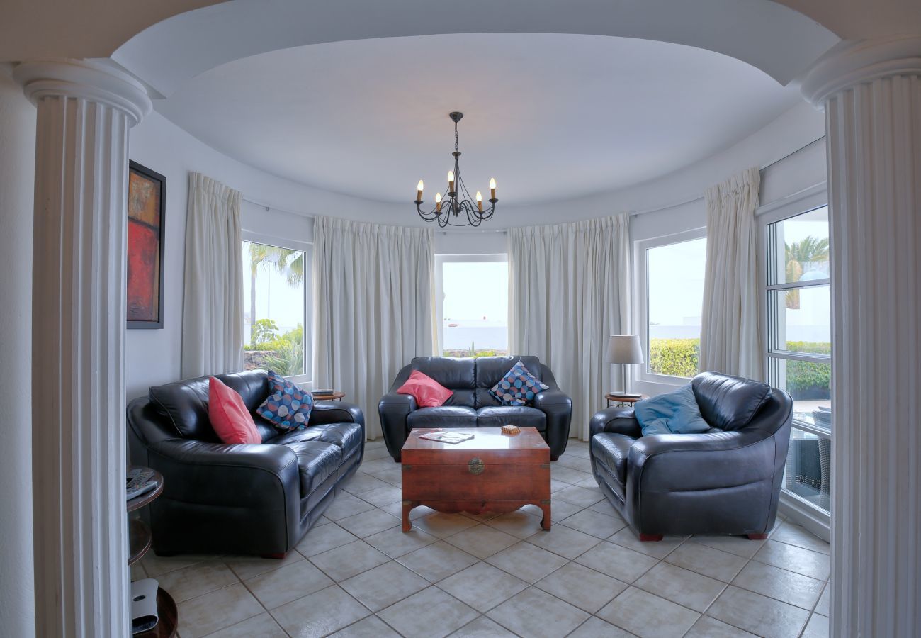 Villa Yana is een gelijkvloerse villa met verwarmd privé zwembad en zeezicht. Vlakbij strand in Puerto del Carmen, Lanzarote