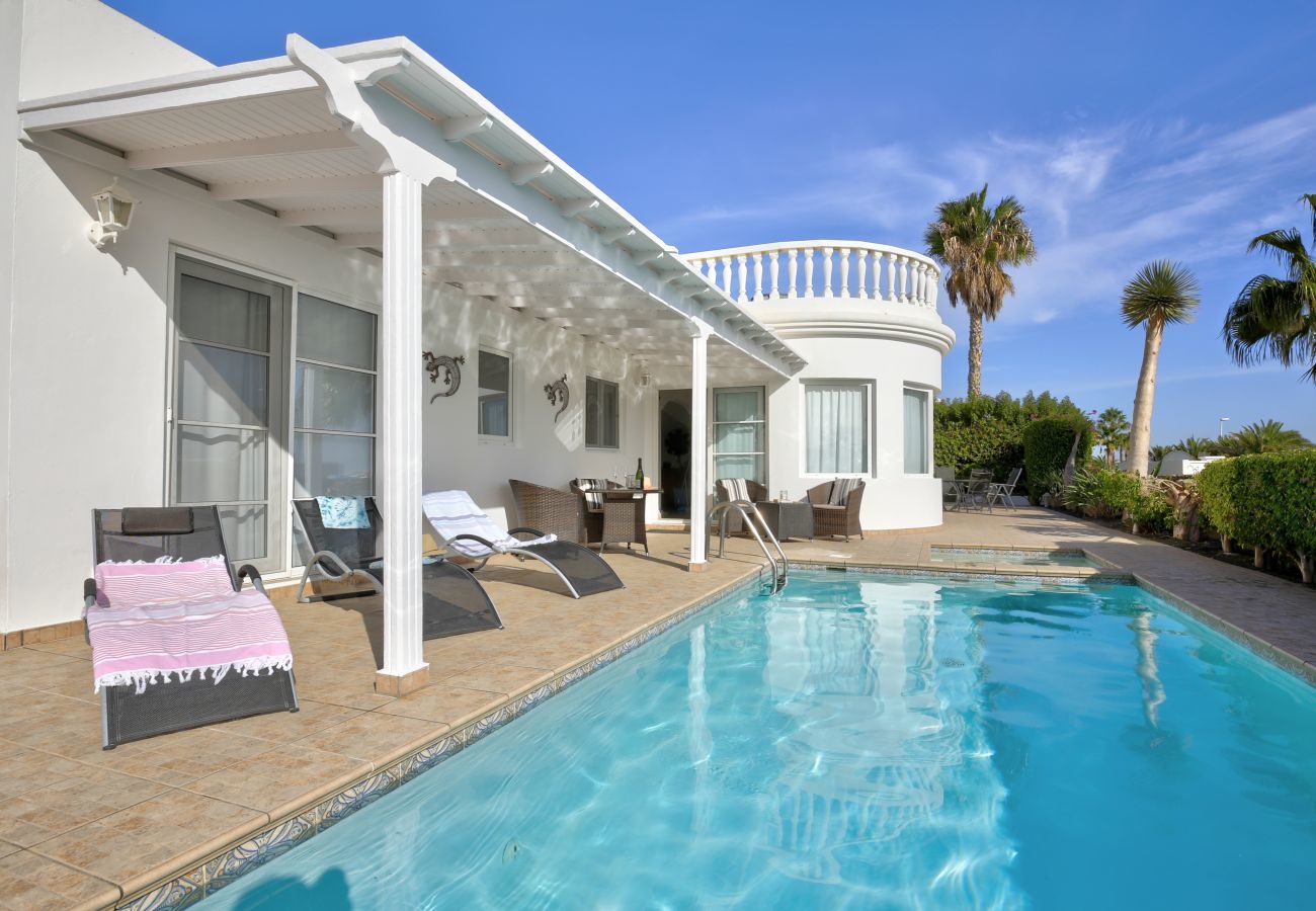 Villa Yana is een gelijkvloerse villa met verwarmd privé zwembad en zeezicht. Vlakbij strand in Puerto del Carmen, Lanzarote
