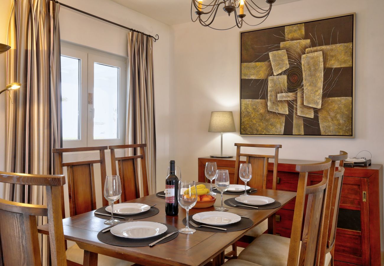 Villa Yana is een gelijkvloerse villa met verwarmd privé zwembad en zeezicht. Vlakbij strand in Puerto del Carmen, Lanzarote