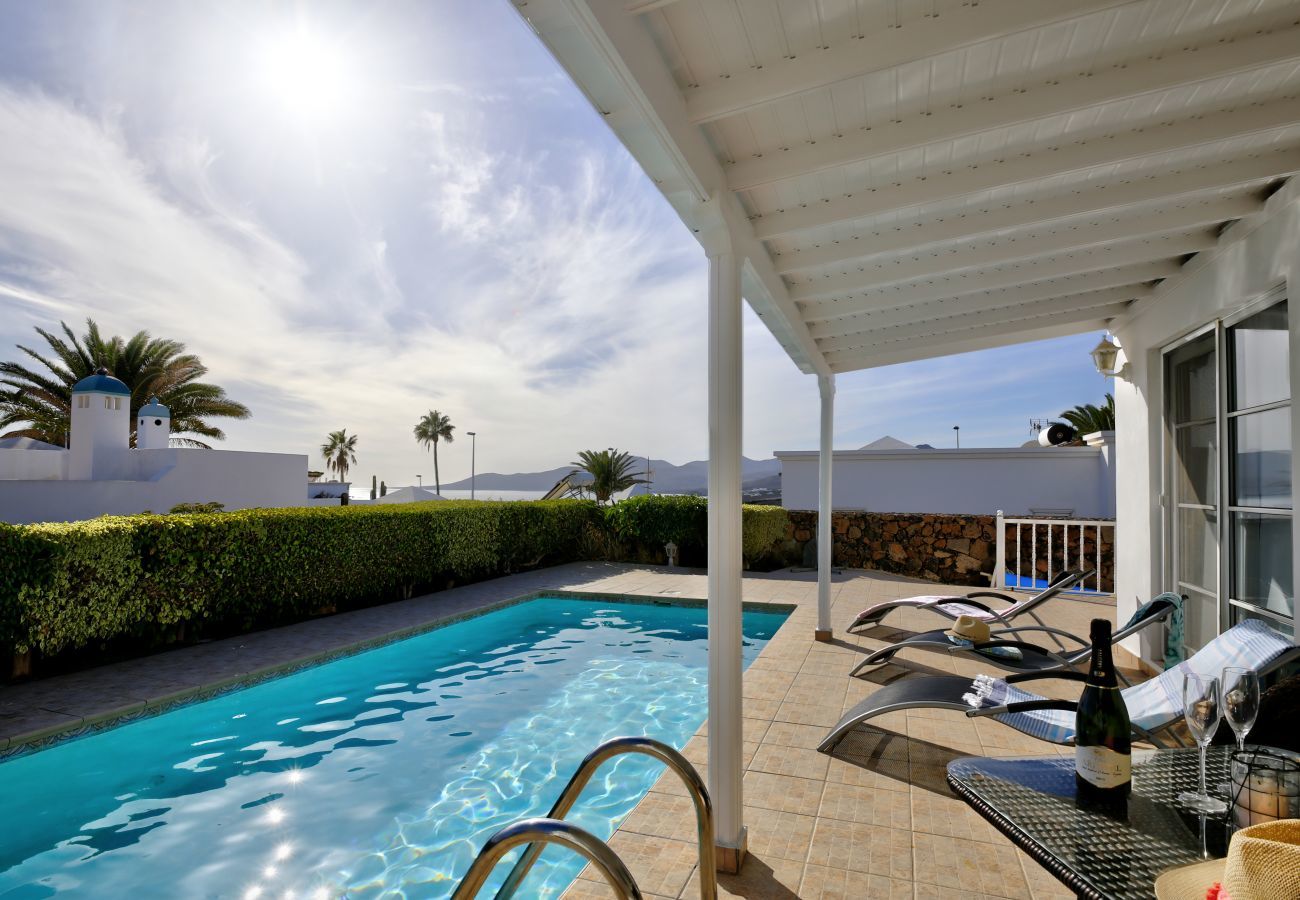 Villa Yana is een gelijkvloerse villa met verwarmd privé zwembad en zeezicht. Vlakbij strand in Puerto del Carmen, Lanzarote