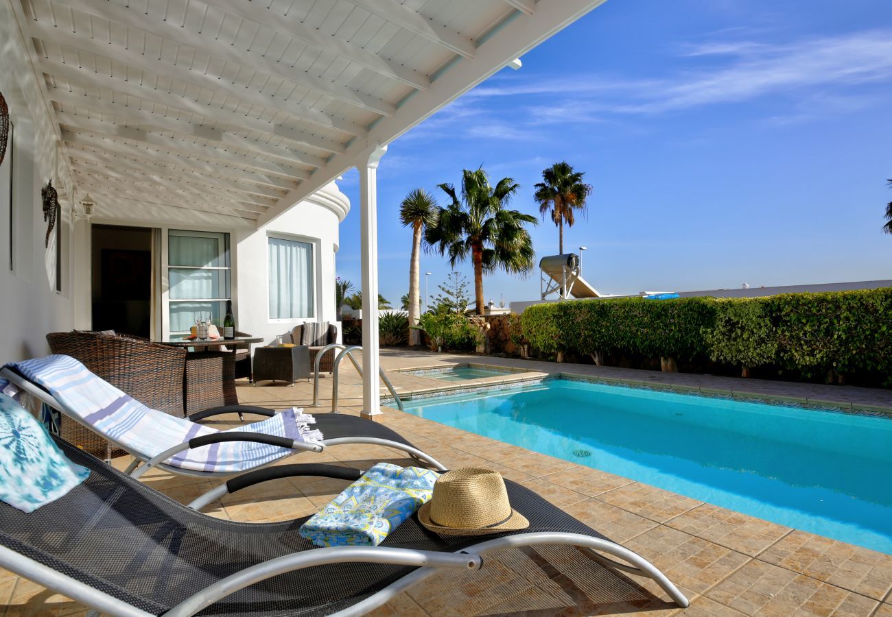 Villa Yana is een gelijkvloerse villa met verwarmd privé zwembad en zeezicht. Vlakbij strand in Puerto del Carmen, Lanzarote