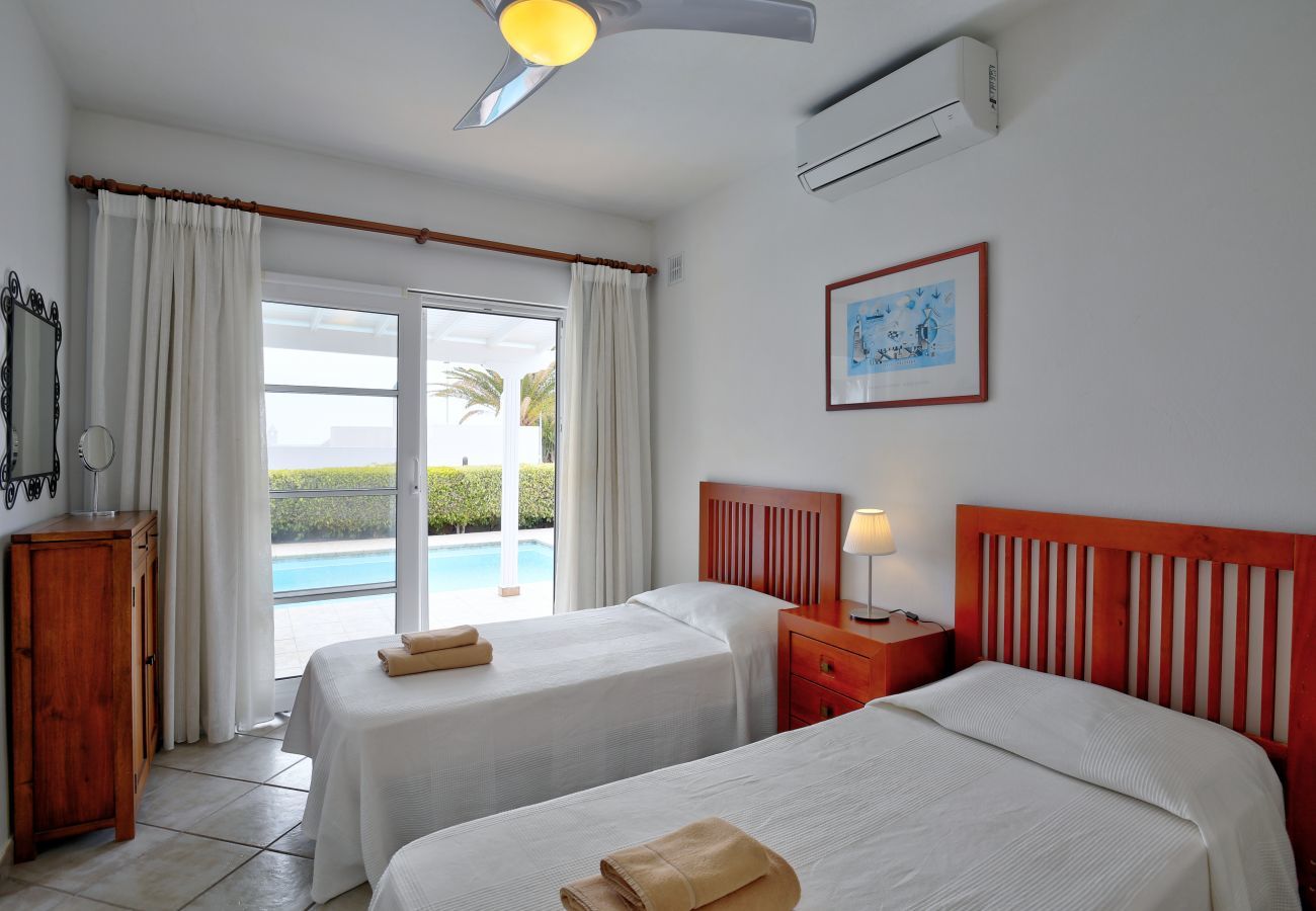 Villa Yana is een gelijkvloerse villa met verwarmd privé zwembad en zeezicht. Vlakbij strand in Puerto del Carmen, Lanzarote