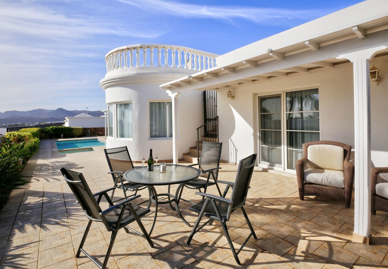 Villa Yana is een gelijkvloerse villa met verwarmd privé zwembad en zeezicht. Vlakbij strand in Puerto del Carmen, Lanzarote