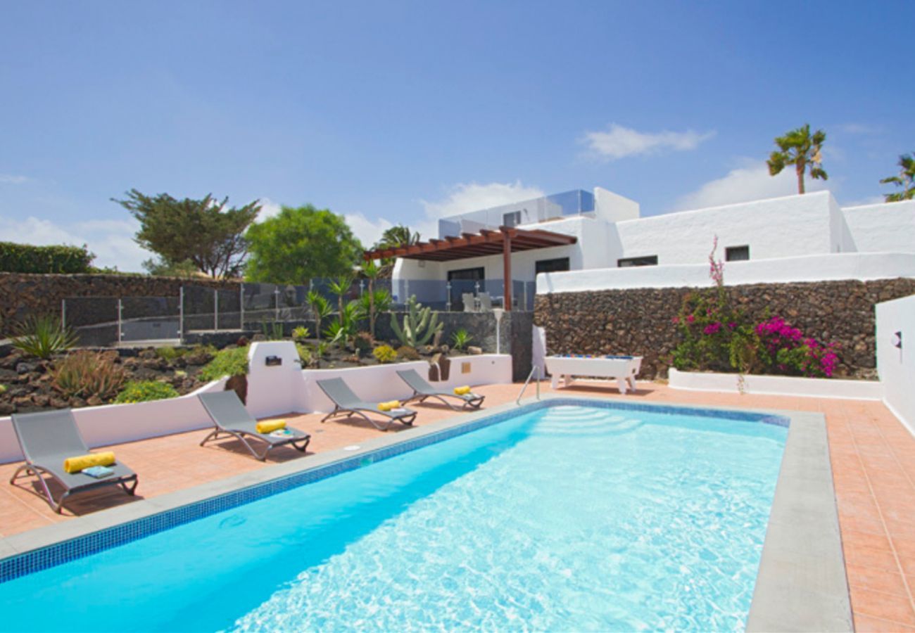 Villa Lexy is een vakantievilla met verwarmd privé zwembad en zeezicht in Los Mojones, Puerto del Carmen, Lanzarote