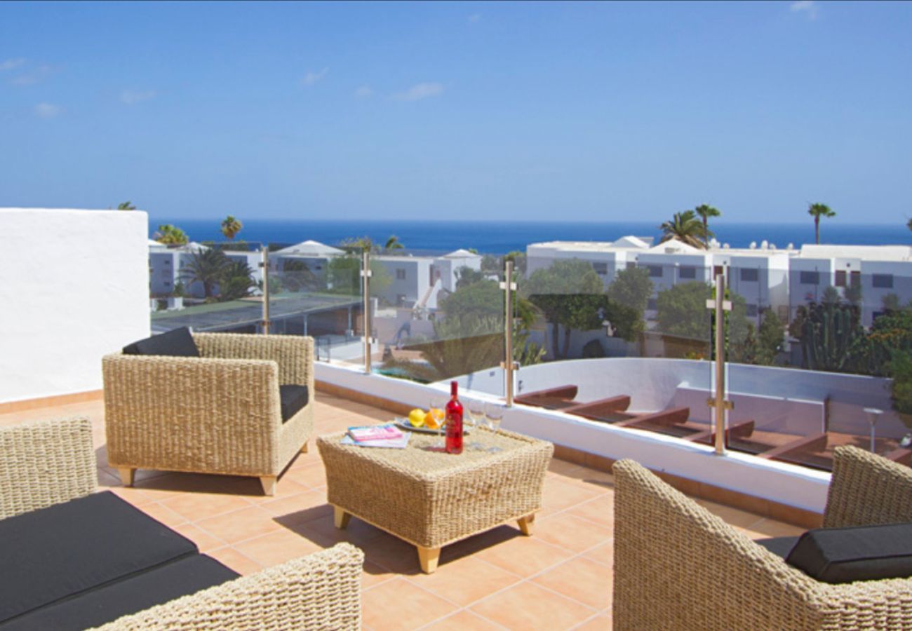 Villa Lexy is een vakantievilla met verwarmd privé zwembad en zeezicht in Los Mojones, Puerto del Carmen, Lanzarote